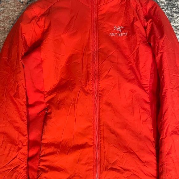 Arc'teryx Fiery Red Insulated Atom Lt Hoody - Picture 2 of 3